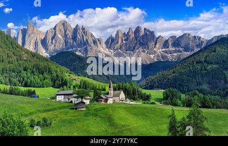 Superbe paysage alpin de montagnes de rochers Dolomites à couper le souffle dans les Alpes italiennes, Tyrol du Sud Haut-adige , Italie. Val di Funes et village Santa Mad Banque D'Images