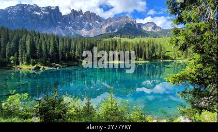 Italie idyllique paysage naturel - trasparent lac de montagne Carezza entouré de rochers Dolomites - l'un des plus beaux lacs des Alpes. Tyrol du Sud et ord Banque D'Images