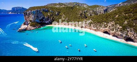 Les plus belles plages de l'île de Sardegna (Italie) - Cala Luna dans le golfe d'Orosei . Vue aérienne panoramique drone de la plage de sable blanc, des grottes et du turquo Banque D'Images