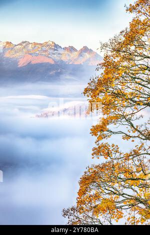 Vue magnifique sur les montagnes autour du lac Zell ou Zeller See. Localisation : Zell am See, quartier de Zell am See, État de Salzbourg, Autriche Banque D'Images