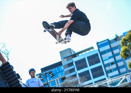 Melbourne, Australie. 27 septembre 2024. Le skateur australien Ethan Copeland est vu en action lors de l'événement Monster Energy Rig Riot. Rig Riot Event a été apporté par Monster Energy et a présenté des skateurs de classe mondiale et des riders de BMX exécutant des tricks sur une rampe. (Photo de Alexander Bogatyrev/SOPA images/SIPA USA) crédit : SIPA USA/Alamy Live News Banque D'Images