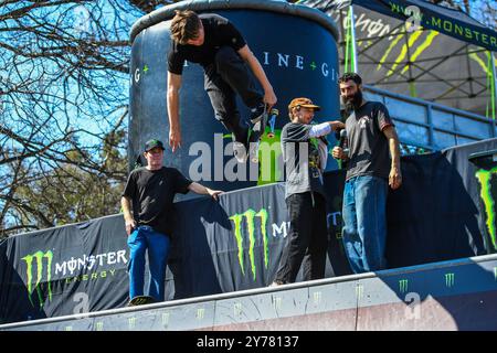 Melbourne, Australie. 27 septembre 2024. Le skateur australien Ethan Copeland est vu en action lors de l'événement Monster Energy Rig Riot. Rig Riot Event a été apporté par Monster Energy et a présenté des skateurs de classe mondiale et des riders de BMX exécutant des tricks sur une rampe. (Photo de Alexander Bogatyrev/SOPA images/SIPA USA) crédit : SIPA USA/Alamy Live News Banque D'Images