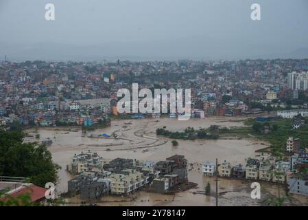 Katmandou, Népal. 28 septembre 2024. La vue de dessus de la zone inondée près de la rive de la rivière Bagmati débordante suivie par les fortes précipitations. Les inondations et les glissements de terrain sont causés par de fortes pluies continues dans la ville de Katmandou. (Crédit image : © Bivas Shrestha/SOPA images via ZUMA Press Wire) USAGE ÉDITORIAL SEULEMENT! Non destiné à UN USAGE commercial ! Banque D'Images