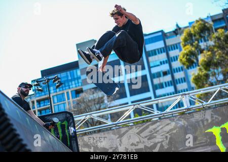 Melbourne, Australie. 27 septembre 2024. Le skateur australien Ethan Copeland est vu en action lors de l'événement Monster Energy Rig Riot. Rig Riot Event a été apporté par Monster Energy et a présenté des skateurs de classe mondiale et des riders de BMX exécutant des tricks sur une rampe. (Photo de Alexander Bogatyrev/SOPA images/SIPA USA) crédit : SIPA USA/Alamy Live News Banque D'Images