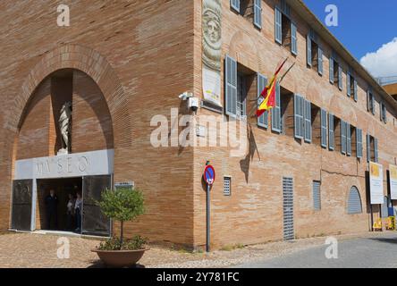 Bâtiment du musée en briques rouges avec drapeau espagnol et sculptures à l'entrée, Museo Nacional de Arte Romano, Musée, Musée National d'Art Romain, Merid Banque D'Images