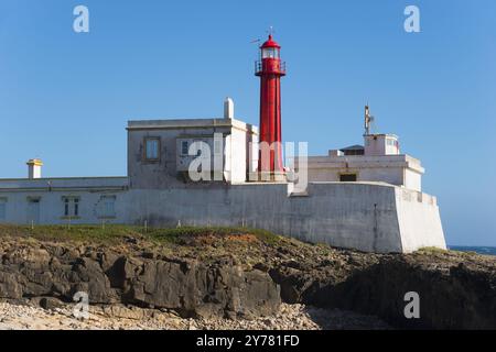 Gros plan d'un phare sur une côte rocheuse sous un ciel bleu, Farol do Cabo Raso, Sao bras de Sanxete forteresse, Estoril, Cascais, Parque Natural de si Banque D'Images