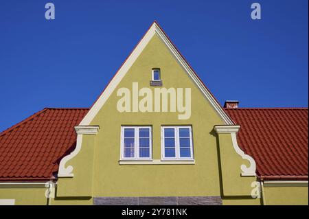 Pignon de maison avec toit en tuiles rouges et fenêtres blanches contre un ciel bleu clair, Molde, Romsdal, Norvège, Europe Banque D'Images