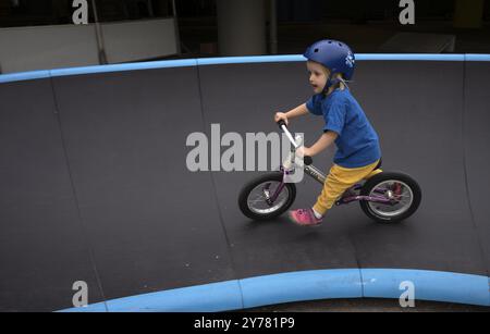 Petite fille, 3 ans, blonde, casque, casque, balade sur vélo d'équilibre, vélo, patinoire, aire de jeux, Stuttgart, Bade-Wuertemberg, Allemagne, Europ Banque D'Images