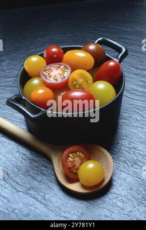 Diverses tomates cerises en pots, tomates cerises Banque D'Images