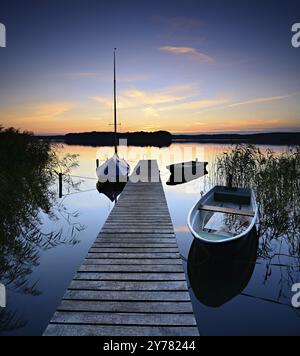 Lac calme avec jetée et bateaux après le coucher du soleil au crépuscule, Grosser Lychensee, Lychen, Brandebourg, Allemagne, Europe Banque D'Images