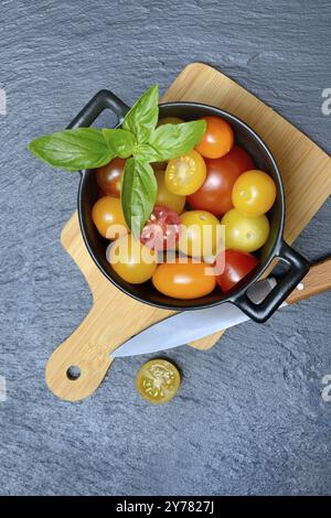 Diverses tomates cerises en pots, tomates cerises Banque D'Images