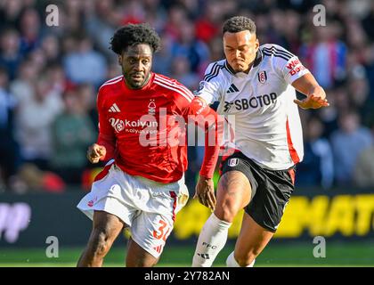 Ola AINA de Nottingham Forrest et Kenny TETE de Fulham FC se battent pour le ballon lors du match de premier League Nottingham Forest vs Fulham au City Ground, Nottingham, Royaume-Uni, le 28 septembre 2024 (photo de Mark Dunn/News images) Banque D'Images