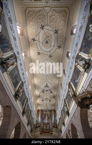 Plafond voûté avec loft d'orgue, Cathédrale notre-Dame, Villingen-Schwenningen, Bade-Wuerttemberg, Allemagne, Europe Banque D'Images