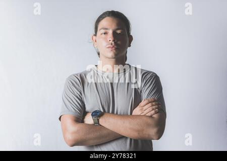 Portrait de beau gars latin avec les bras croisés sur fond isolé Banque D'Images