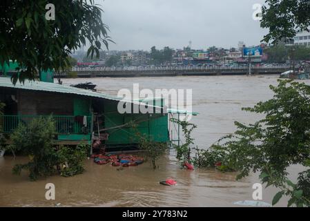 Katmandou, Népal. 28 septembre 2024. Bouteilles de gaz emportées par la rivière Bagmati inondée. Les inondations et les glissements de terrain sont causés par de fortes pluies continues dans la ville de Katmandou. (Photo de Bivas Shrestha/SOPA images/Sipa USA) crédit : Sipa USA/Alamy Live News Banque D'Images