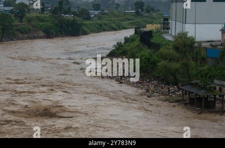 Katmandou, Népal. 28 septembre 2024. Les gens ramassent les débris des rives inondées de la rivière Bagmati. Les inondations et les glissements de terrain sont causés par de fortes pluies continues dans la ville de Katmandou. (Photo de Bivas Shrestha/SOPA images/Sipa USA) crédit : Sipa USA/Alamy Live News Banque D'Images