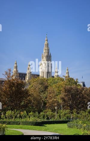 Hôtel de ville de Vienne en arrière-plan avec quelques tours et arbres d'automne au premier plan, Vienne, Autriche, Europe Banque D'Images