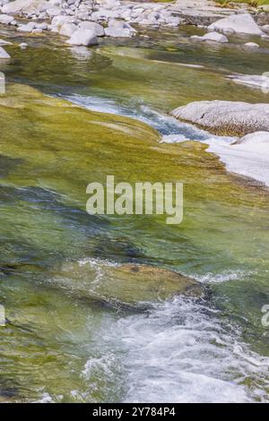 Rein da Christallina torrent près de Medel. Piscines avec de l'eau cristalline dans le lit de la rivière. Canton de Graubuenden, Suisse, Europe Banque D'Images