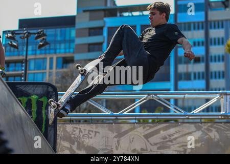 Melbourne, Australie. 27 septembre 2024. Le skateur australien Ethan Copeland est vu en action lors de l'événement Monster Energy Rig Riot. Rig Riot Event a été apporté par Monster Energy et a présenté des skateurs de classe mondiale et des riders de BMX exécutant des tricks sur une rampe. (Photo de Alexander Bogatyrev/SOPA images/SIPA USA) crédit : SIPA USA/Alamy Live News Banque D'Images