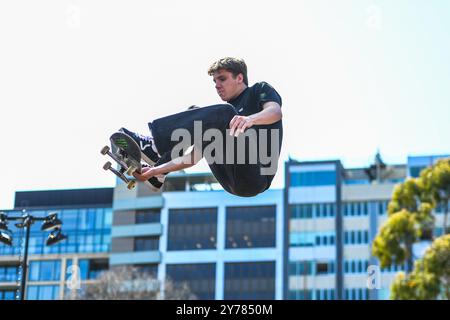 Melbourne, Australie. 27 septembre 2024. Le skateur australien Ethan Copeland est vu en action lors de l'événement Monster Energy Rig Riot. Rig Riot Event a été apporté par Monster Energy et a présenté des skateurs de classe mondiale et des riders de BMX exécutant des tricks sur une rampe. (Photo de Alexander Bogatyrev/SOPA images/SIPA USA) crédit : SIPA USA/Alamy Live News Banque D'Images