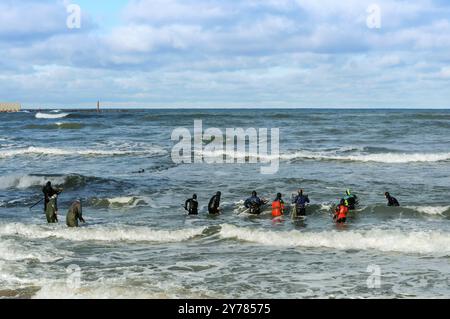 Extrait d'ambre de la mer, récupérateurs d'ambre dans les vagues de la mer, mer Baltique, région de Kaliningrad, Russie, 28 octobre 2018, Europe Banque D'Images