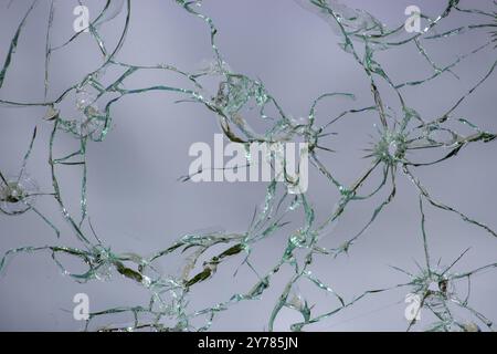 Verre fissuré, texture de coups de verre cassés sur fond blanc Banque D'Images