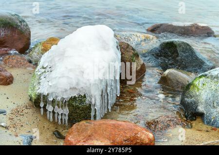 Glaçons sur les rochers, pierre de mer dans la glace, énorme rocher glacé Banque D'Images