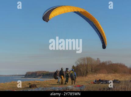 Région de Kaliningrad, Russie, 18 mars 2018, parapentes sur la mer Baltique, vols extrêmes sur planeurs non motorisés, Europe Banque D'Images
