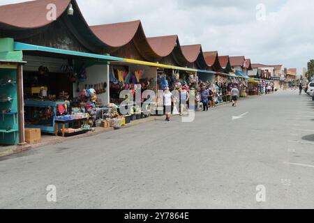 Zone piétonne avec de petites boutiques et des étals pleins de souvenirs et d'autres petits biens pour les touristes dans la ville caribéenne d'Oranjestad, Aruba. Banque D'Images