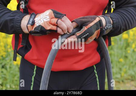 Le cycliste a mis un patch sur la caméra de vélo, scellant la caméra de vélo perforée, région de Kaliningrad, Russie, 19 mai 2019, Europe Banque D'Images