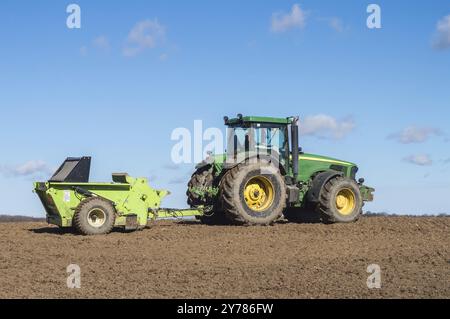 Kaliningrad, Russie, 2021, 4 avril : labourage printanier. Travaux agricoles dans les champs. Un tracteur labourant le terrain. Fertilisation des sols, Europe Banque D'Images