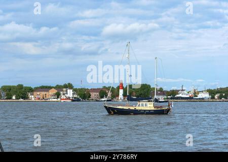 Yacht noir et blanc naviguant le long de la côte, Baltiysk, région de Kaliningrad, Russie, 8 août, 2018, Europe Banque D'Images