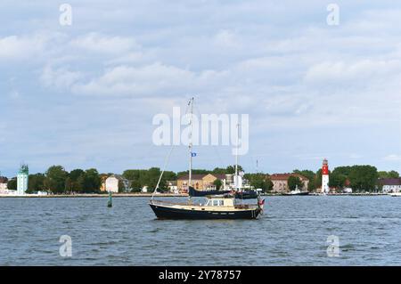 8 septembre 2018, mer Baltique, Baltiysk, région de Kaliningrad, Russie, yacht sur l'eau, yacht avec voiles abaissées, Europe Banque D'Images