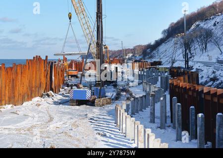 Construction de la promenade en mer, renforcement du littoral de la mer, équipement spécial sur la plage Banque D'Images