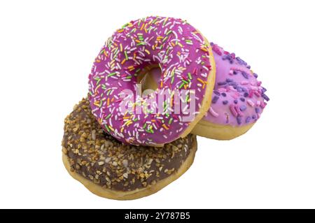 Chocolat et beignet aux baies. Beignets à la fraise et à la framboise. Donut sur un fond blanc Banque D'Images