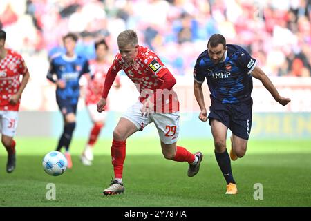 Mainz, Allemagne. 28 septembre 2024. Fussball 1. Bundesliga 5. Spieltag 1. FSV Mainz 05 - 1. FC Heidenheim AM 28.09.2024 in der Mewa Arena in Mayence Jonathan Burkardt ( Mayence ), liens - Benedikt Gimber ( Heidenheim ), rechts la réglementation du DFL interdit toute utilisation de photographies comme séquences d'images et/ou quasi-vidéo. Foto : Revierfoto crédit : ddp Media GmbH/Alamy Live News Banque D'Images