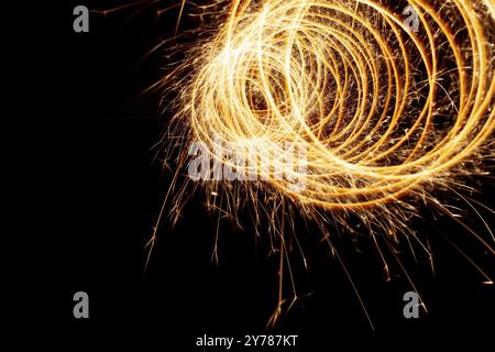 Étincelles des lumières du Bengale sur une longue exposition. Des lumières de Noël sur fond noir Banque D'Images