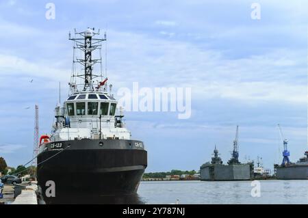 8 septembre 2018, mer Baltique, Baltiysk, région de Kaliningrad, Russie, navire de guerre à la jetée, grand navire sur le canal maritime, Europe Banque D'Images