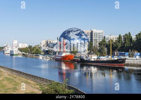 Kaliningrad, Russie, 29 septembre 2020. Navire-présentoir de musée. Une exposition du. Remblai du musée maritime. Bâtiment de sphère circulaire, Europe Banque D'Images