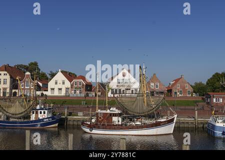 Vue sur le port avec des bateaux devant des maisons traditionnelles sous un ciel bleu clair, Greetsiel, Frise orientale, Allemagne, Europe Banque D'Images