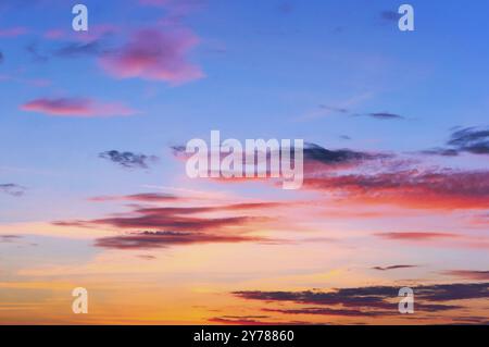 Ciel rose et bleu à l'aube, ciel bleu lilas au coucher du soleil Banque D'Images