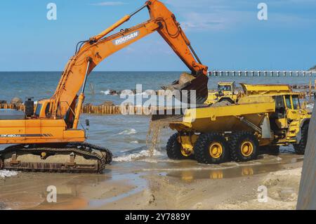 Construction de brise-lames, équipements de construction sur la côte de la mer, mer Baltique, région de Kaliningrad, Russie, 15 juillet, 2018, Europe Banque D'Images