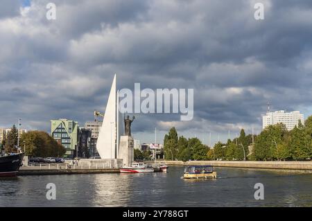 Kaliningrad, Russie, 29 septembre 2020. Monument aux pêcheurs. Monument à Saint Nicolas. Architectes Batakova N. N, Mazurik V. G, Garanina A. I., V. Banque D'Images