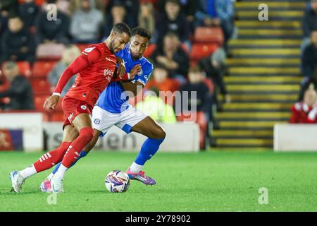 Oakwell, Barnsley le samedi 28 septembre 2024. #2, Barry Cotter de Barnsley essaie de dépasser #3, Ibou Touray de Stockport lors du match de Sky Bet League 1 entre Barnsley et Stockport County à Oakwell, Barnsley le samedi 28 septembre 2024. (Photo : Stuart Leggett | mi News) crédit : MI News & Sport /Alamy Live News Banque D'Images