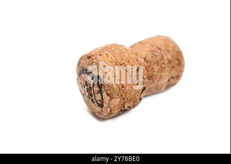 Liège d'une bouteille de champagne ou de vin mousseux, photo en gros plan d'un liège isolé sur un fond blanc. Banque D'Images