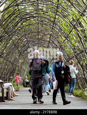 Londres, Angleterre, 10 mai 2023 : Memorial Walk pour la princesse Diana au palais de Kensington avec des gens se promenant et assis sur des bancs Banque D'Images