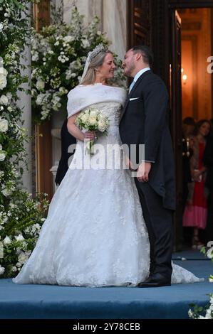 Mariage royal de la princesse Théodora de Grèce et Matthieu Kumar à Athènes la princesse Théodora de Grèce et Matthieu Kumar à l'entrée de la cathédrale métropolitaine d'Athènes après leur mariage. Athènes Grèce Copyright : xNicolasxKoutsokostasxNicolasxKoutsokostasx DSC 202409282052 Banque D'Images