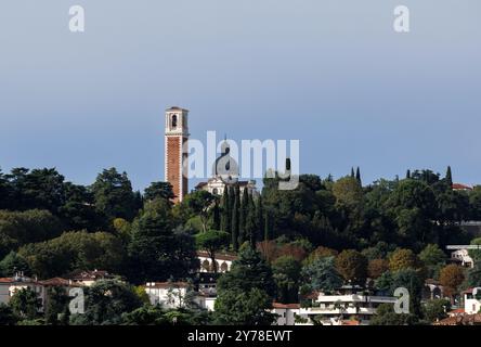 Vue sur le sanctuaire de Madonna di Monte Berico dans la ville italienne de Vicenza Banque D'Images