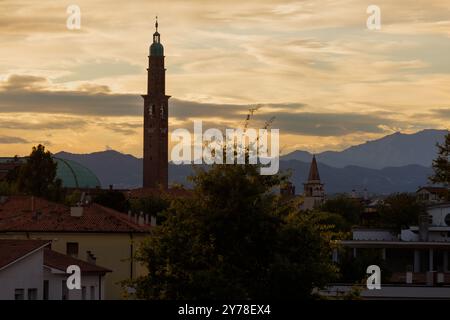 Vue sur le coucher du soleil de la Basilique Palladiana à Vicence, Italie Banque D'Images