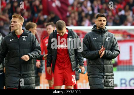 Enttäuschte Freiburger Spieler, Philipp Lienhart (SC Freiburg) Matthias Ginter (SC Freiburg) und Vincenzo Grifo (SC Freiburg) bedanken sich BEI den fans für die Unterstützung, nachdenklich, grübelnd, gruebelnd, unzufrieden, enttäuscht, enttaeuscht, niedergeschlagen, frustriert, Vincenzo Grifo (SC Freiburg), Matthias Ginter (SC Freiburg), Philipp Lienhart (SC Freiburg), beim Spiel der 1. FBL : 24-25:1. FBL : 24-25:5. Sptg. SC FREIBURG - FC CONSTITUÉ PAULI LA RÉGLEMENTATION DFL INTERDIT TOUTE UTILISATION DE PHOTOGRAPHIES COMME SÉQUENCES D'IMAGES ET/OU QUASI-VIDEONANN Banque D'Images